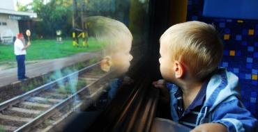 大人の同伴なしで電車で旅行する子供