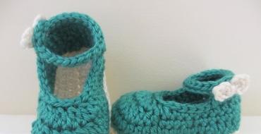 新生児用のかぎ針編みブーツ：図と説明